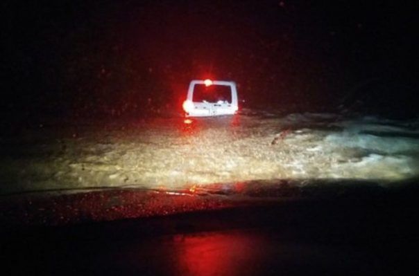 Повінь у Криму: річки вийшли з берегів, потоки води змивають машини потом в крыму