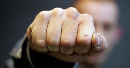 Поплатився за флірт. Під Києвом хлопця побили та вивезли в багажнику Бійка