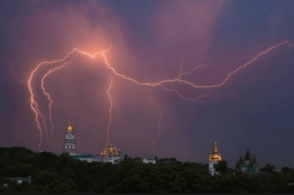На Киев надвигается гроза и град