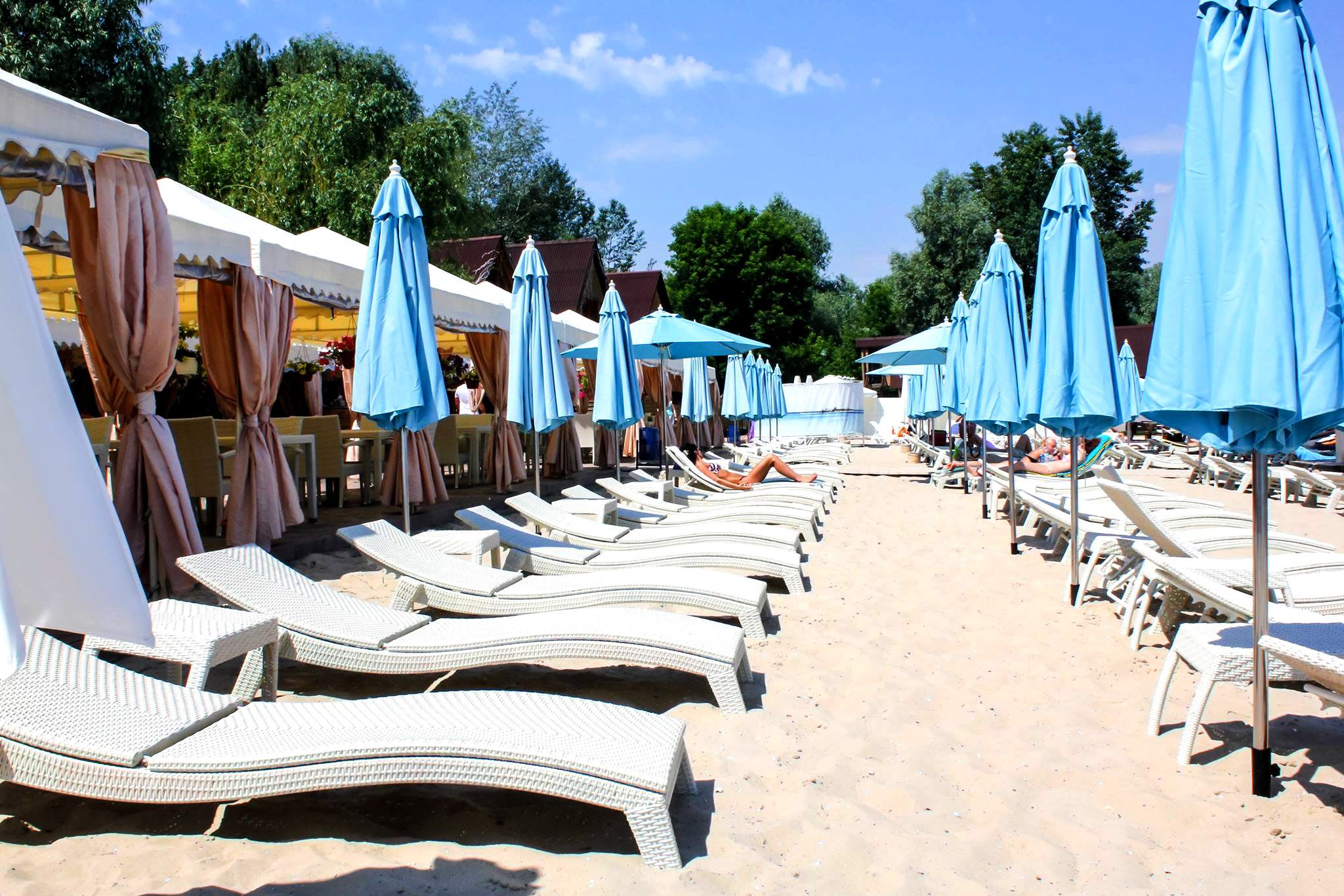 7 платних пляжів Києва: розваги, адреси, ціни Фото 1 Де можна купатися в Києві: 7 платних пляжів Києва Фото 1