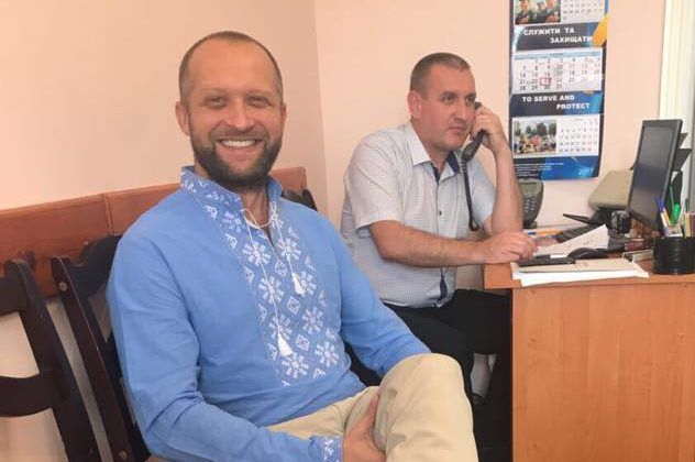 Поляков показал электронный браслет на ноге