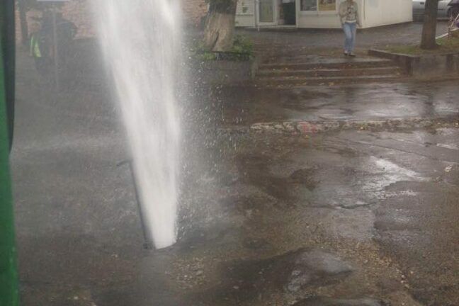 Во Львове из-под земли бьет фонтан высотой с двухэтажку