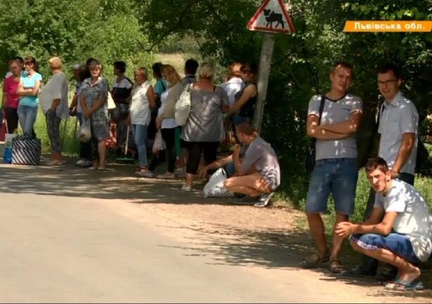 На Львівщині зруйновано міст. Люди їдуть до райцентру 4 години