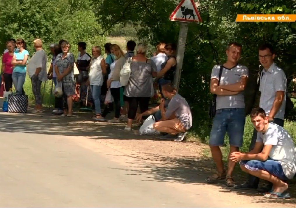 На Львівщині зруйновано міст. Люди їдуть до райцентру 4 години