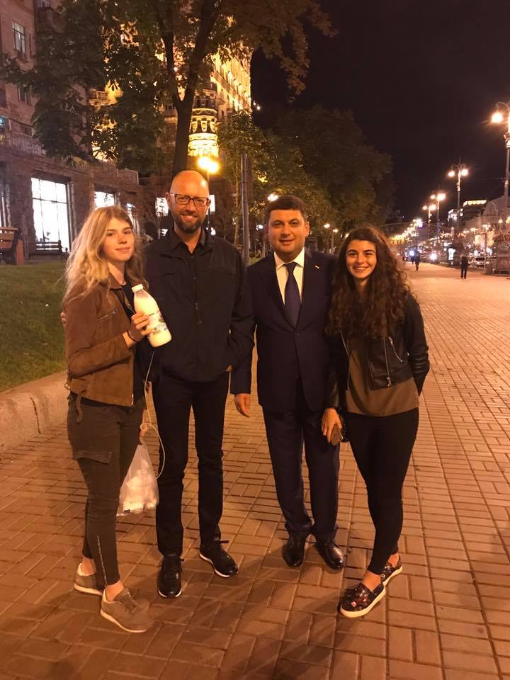 Гройсман і Яценюк з молоком і двома киянками на Хрещатику Фото 2 Гройсман Яценюк