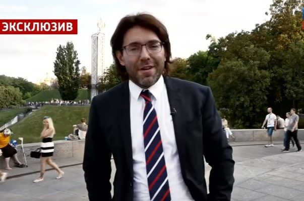 Через Ригу, зато с салом и горилкой. Малахов прилетел в Киев