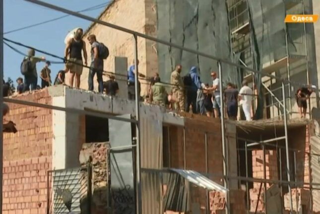 Одесситы снесли стройку возле Дома с одной стеной