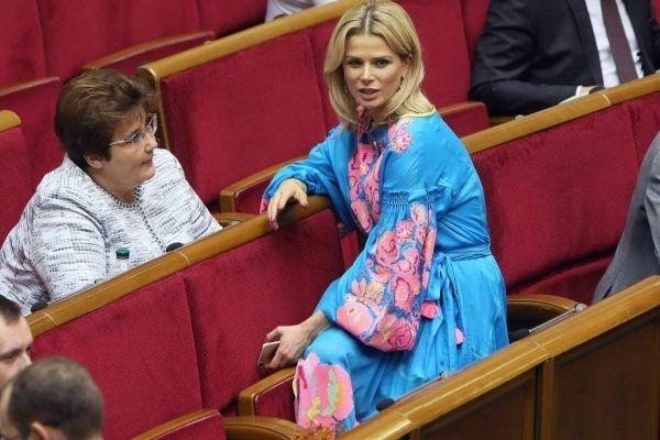 Топ незвичайних нарядів 1 робочого дня Верховної Ради донец