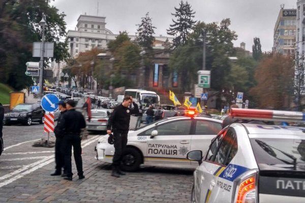 Власники авто на іноземних номерах заблокували урядовий квартал