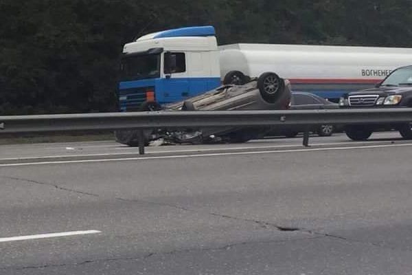 У Києві на Столичному шосе перекинувся автомобіль ДТП