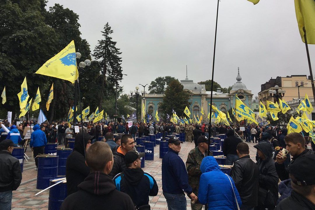 В хід пішли димові шашки Мітинг під Радою