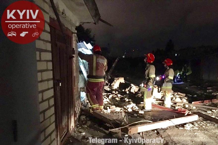У Києві обвалилися гаражі: авто розплющило під завалами