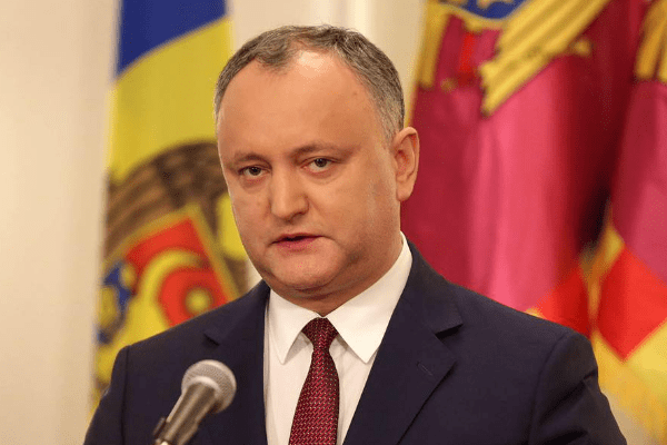 Додон звільняє міністра оборони за військових в Україні Ігор Додон