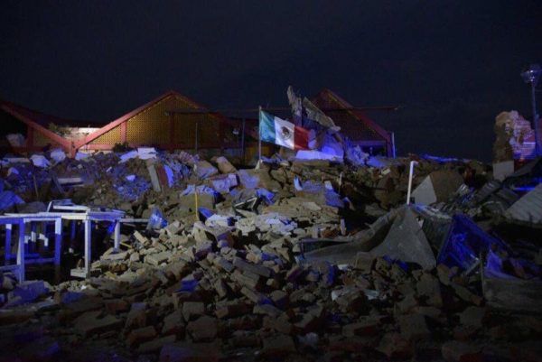 Вибухи електроліній і руйнування. Потужний землетрус в Мексиці землетрясение в мексике