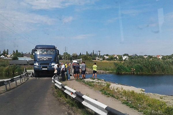 На Миколаївщині вантажівка зруйнувала міст