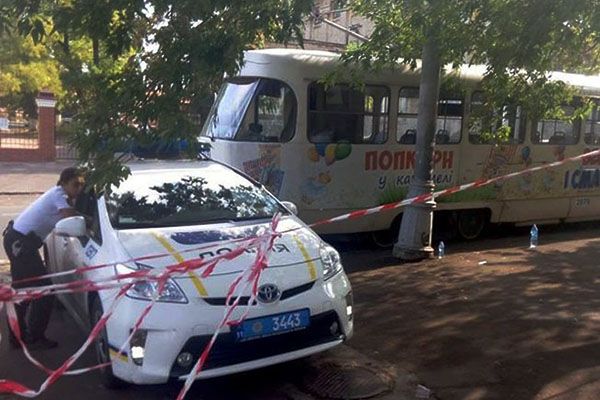 В Одесі трамвай відрізав дівчині ноги