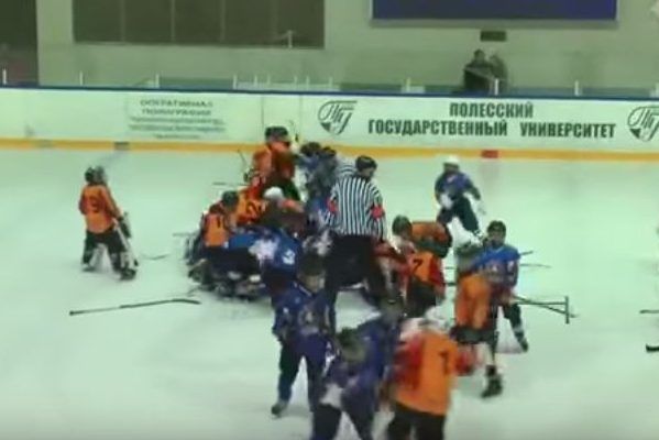Стінка на стінку. Хокеїсти-підлітки влаштували масове побоїще на льоду