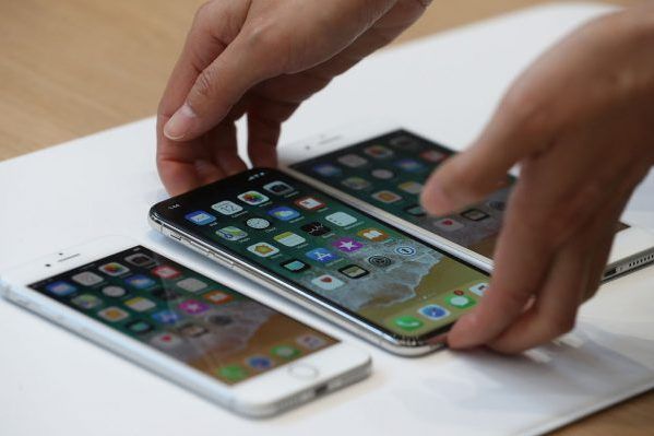 Топили, ламали і дряпали: як iPhone 8 пройшов тести на міцність