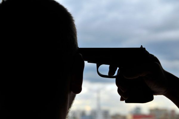 В Николаеве мужчина выстрелил себе в голову и выжил самоубийство