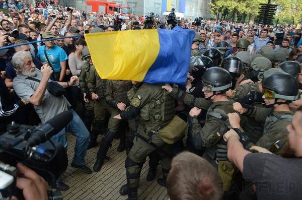 novie_stichki_pod_meriey_natsionalisti_shturmuyut_bokovoy_vhod_9034