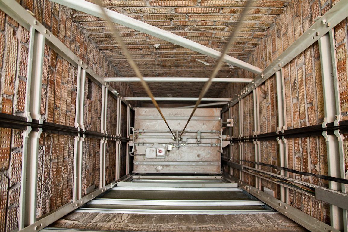 На Харьковщине упала кабина лифта с людьми