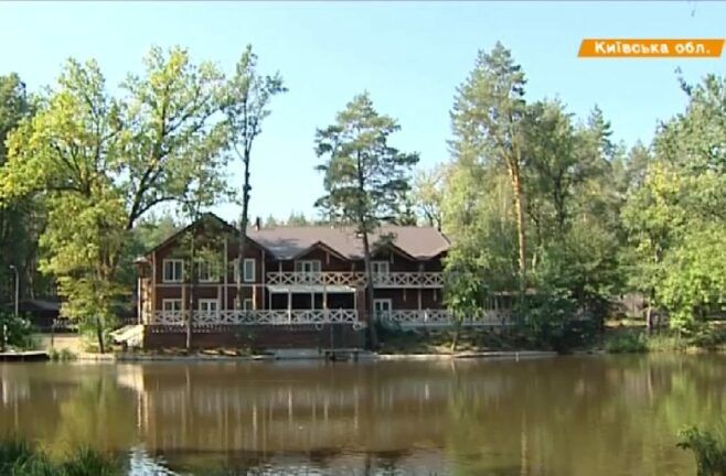 За 153 гривні. На Київщині захопили державний ліс та побудували маєток