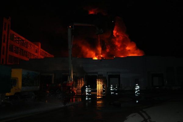 Масштабна пожежа у Києві: вночі горів склад пожар в киеве