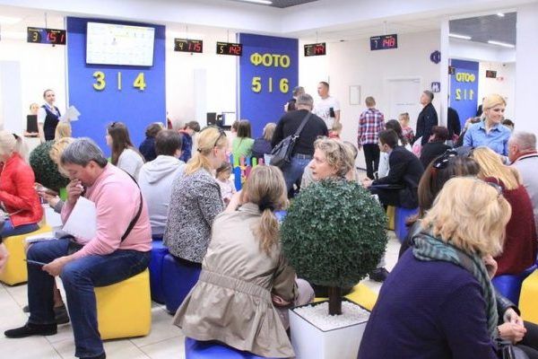 Коли в Україні зникнуть черги за біометричними паспортами очередь за паспортом
