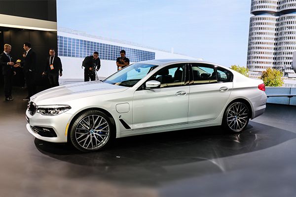 Бездротова зарядка для електромобілів від BMW