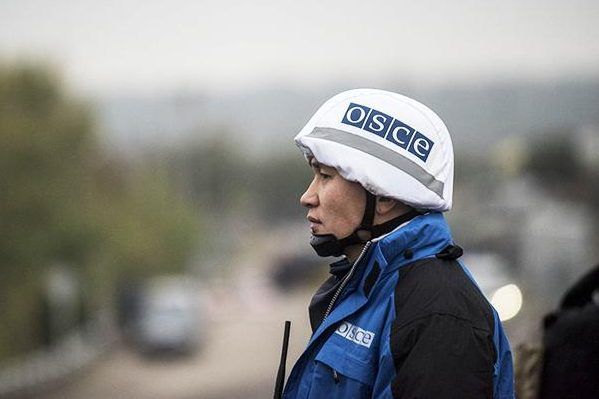 Через границу РФ на Донбассе проехал похоронный микроавтобус Місія ОБСЕ