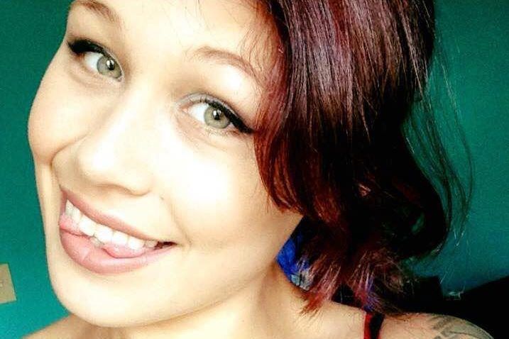 Вытекает глаз. Модель сделала неудачное тату (18 )