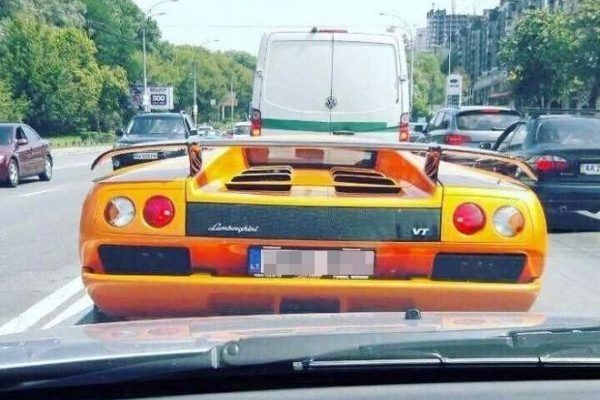 Lamborghini та Ferrari: топ-6 люксових авто на