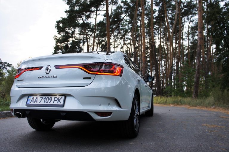 Тест-драйв Renault Megane: доступный седан? Фото 2