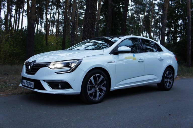 Тест-драйв Renault Megane: доступный седан? Фото 19