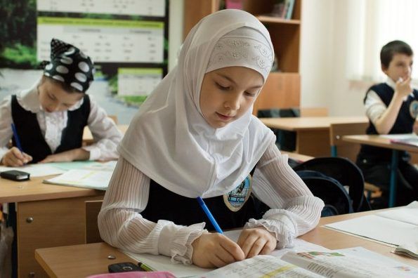 В Грузии школьницу не пустили в школу в хиджабе