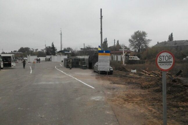Маскируясь под гражданских, боевики минируют обочины возле КПВВ