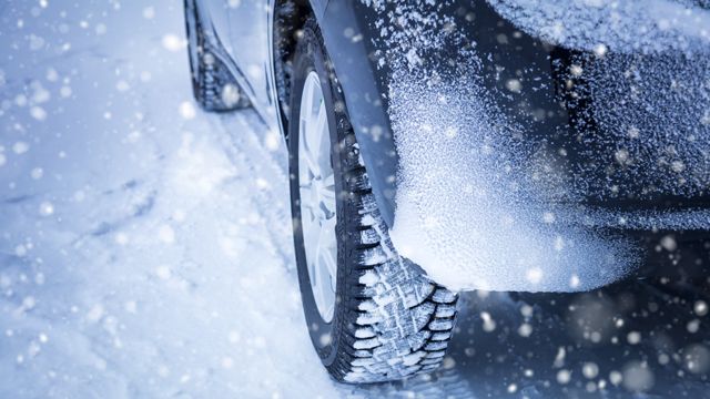 Погода в Україні: Київ зупинився у заторах, а у Луцьку – снігопади