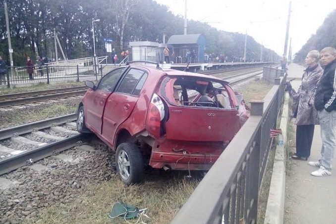 Смертельное ДТП на переезде под Киевом — автомобиль протянуло десятки метров