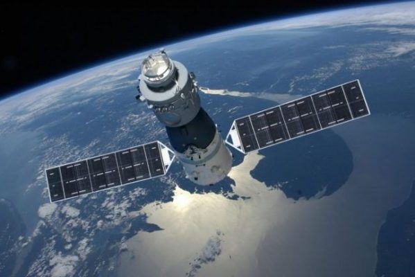 Космическая станция сошла с орбиты и падает на Землю