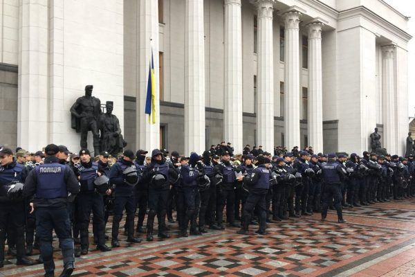 Митинг под Радой: выходы из парламентских комитетов заблокированы митинг под радой