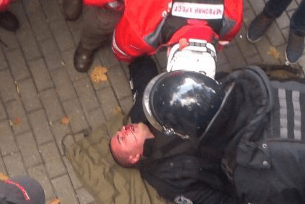 Полицейскому под Радой разбили голову. Его забрала скорая Акція під Радою