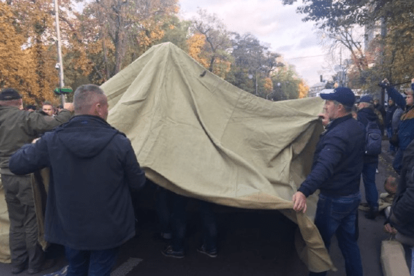 Активисты разбивают палатки на площади Конституции перед Радой Намети під Радою