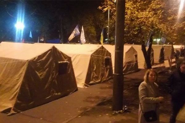 Полевая кухня и палатки под Радой. Митингующие остаются ночевать