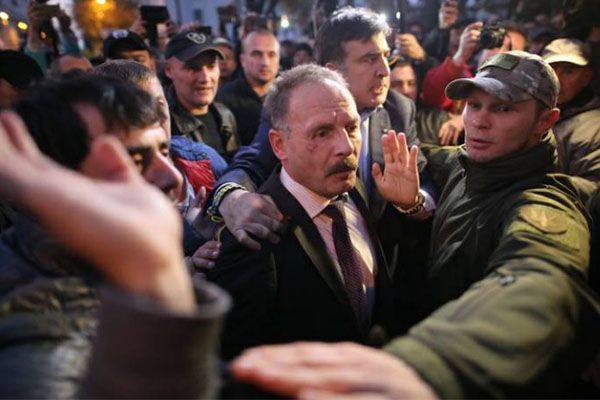 Активисты заблокировали под Радой депутата от БПП, под глазом синяк