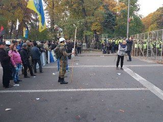 Мітингувальники під Радою з шевронами батальйону Донбас Мітинги під Радою