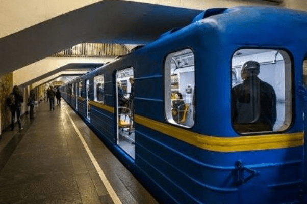 В метро Киева человек упал под поезд
