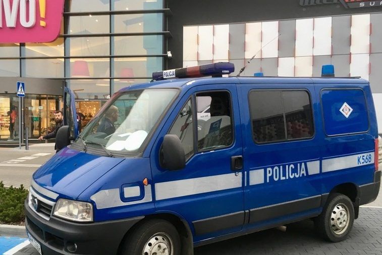 У Польщі чоловік з ножем порізав відвідувачів торгового центру Поліція