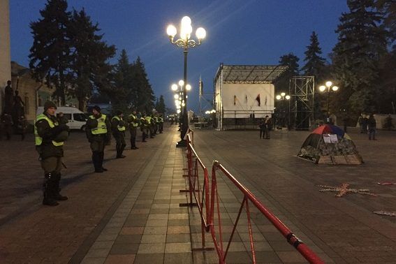 Через штовханину під Радою постраждав поліцейський Поліцейські під Верховною Радою