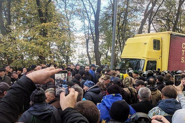 Віче під Радою: почалась штовханина, поліція не пускає машину зі звуком