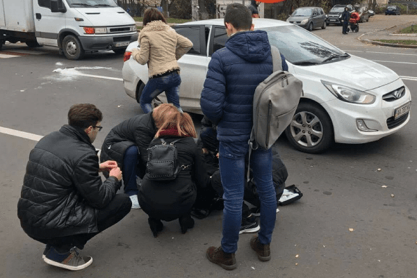 У Києві на зебрі збили жінку